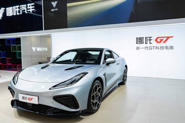 成都124哪吒汽车在智能汽车领域的表现，领途汽车在新能源汽车市场中的影响力